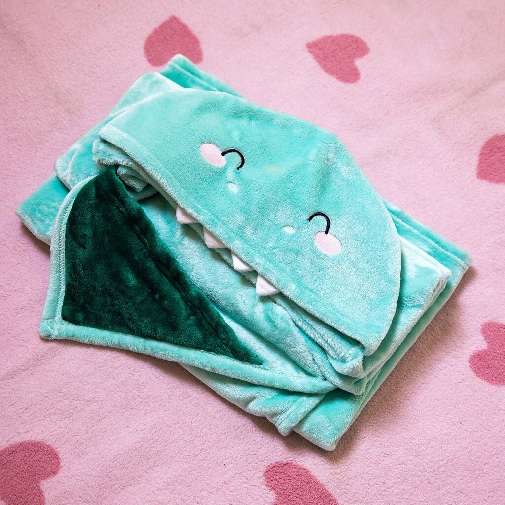 COSY HUGS! COPERTA CON CAPPUCCIO DINO