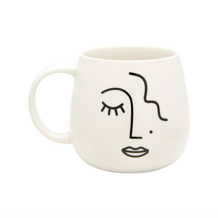 Il minimalismo incontra le forme geometriche del viso in questa semplice e originale tazza in porcellana.  Dimensioni: L8 x W8 x H9.5 cm