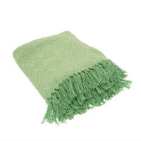 Arreda la casa con questa coperta a spina di pesce, verde.  Dal living alla camera da letto, arreda e coccolati con nappe, filati riciclati, ispirazione dalla natura.  Dimensione: L125 x H150 cm  Materiale: 70% Cotton, 30 % Other