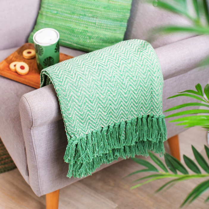 Arreda la casa con questa coperta a spina di pesce, verde.  Dal living alla camera da letto, arreda e coccolati con nappe, filati riciclati, ispirazione dalla natura.  Dimensione: L125 x H150 cm  Materiale: 70% Cotton, 30 % Other