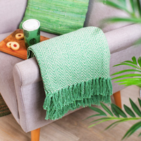 Arreda la casa con questa coperta a spina di pesce, verde.  Dal living alla camera da letto, arreda e coccolati con nappe, filati riciclati, ispirazione dalla natura.  Dimensione: L125 x H150 cm  Materiale: 70% Cotton, 30 % Other